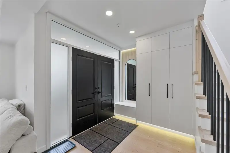 817 W 60TH AVENUE - photo 3 of 39