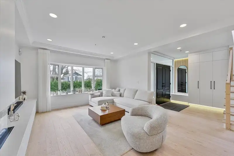 817 W 60TH AVENUE - photo 4 of 39