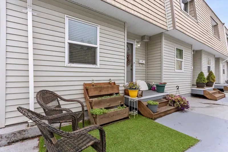 4 33293 E BOURQUIN CRESCENT - photo 3 of 32