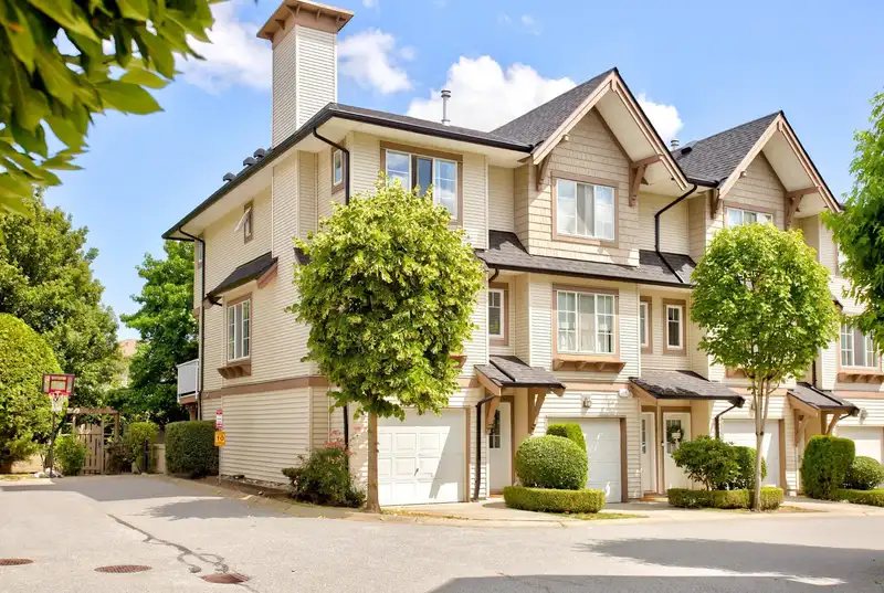 61 20560 66 AVENUE - photo 1 of 39