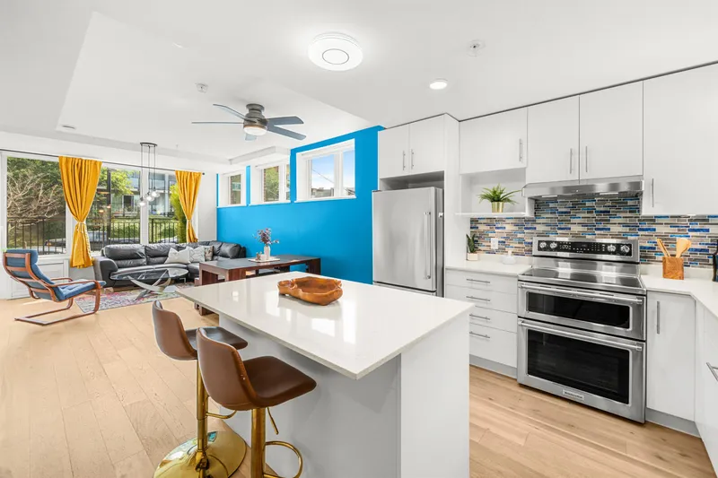 TH5 2137 CHESTERFIELD AVENUE - photo 2 of 25