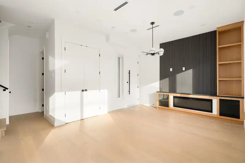 2 2260 E 25TH AVENUE - photo 3 of 21