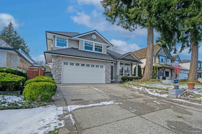 1911 140A STREET - photo 2 of 25