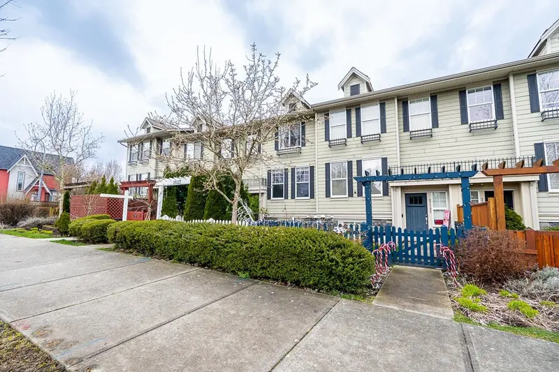 21123 80 AVENUE - photo 2 of 25