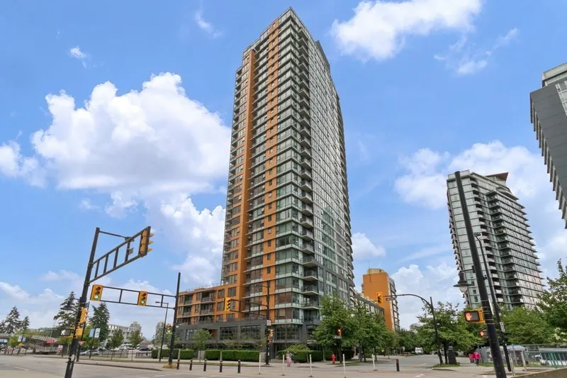 1902 33 SMITHE STREET - photo 1 of 25