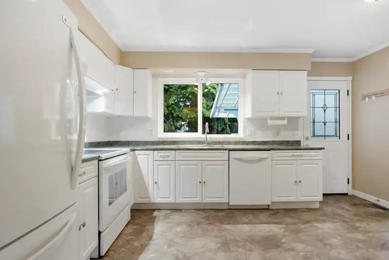 19617 48 AVENUE - photo 4 of 39