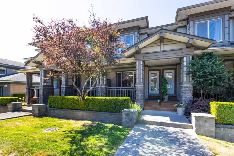 132 18701 66 AVENUE - photo 1 of 39