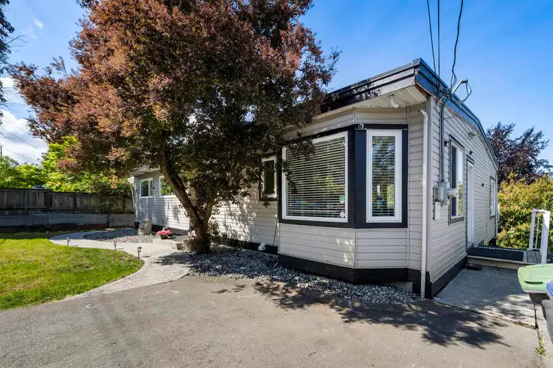 10347 125 STREET - photo 3 of 40
