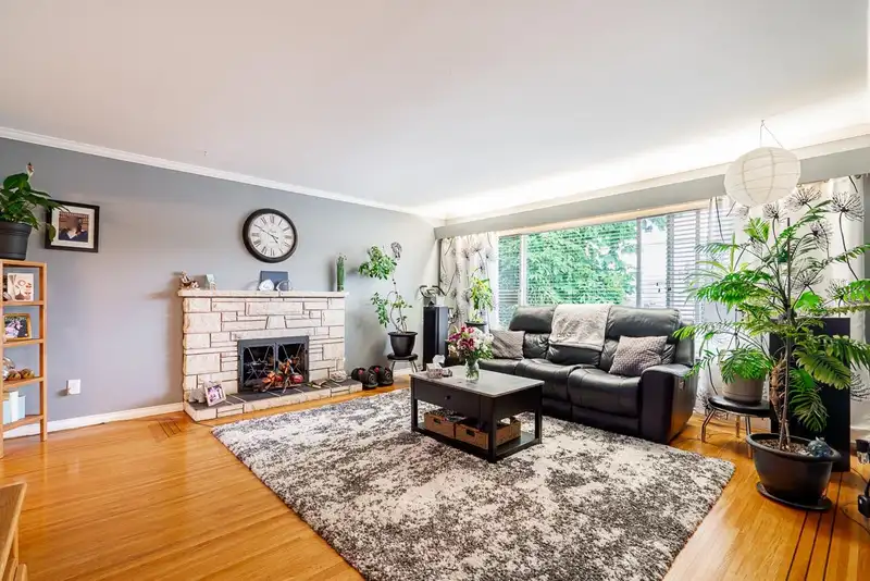 12528 PINEWOOD CRESCENT - photo 2 of 39