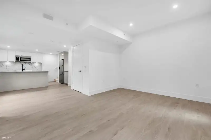 108 2085 E 1 AVENUE - photo 2 of 31