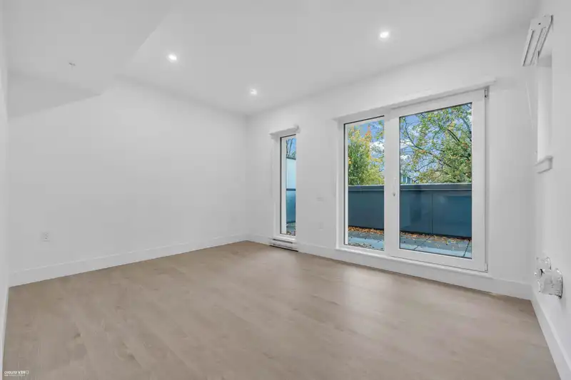 108 2085 E 1 AVENUE - photo 4 of 31