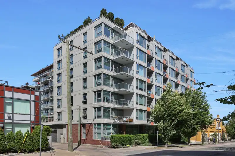 803 251 E 7TH AVENUE - photo 1 of 23