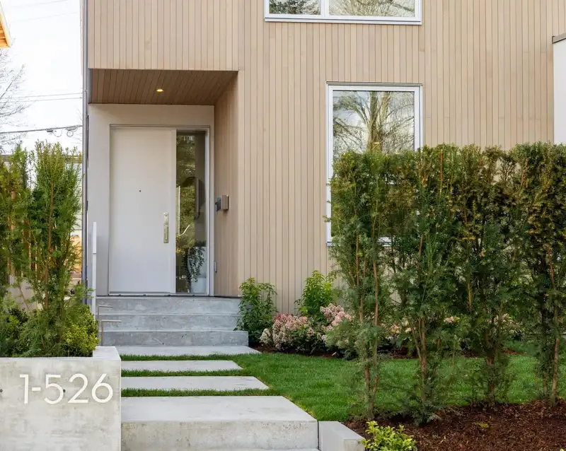 1 526 E 30TH AVENUE - photo 2 of 21