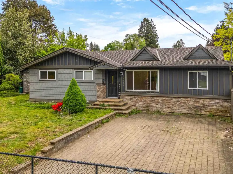20984 118 AVENUE - photo 1 of 38