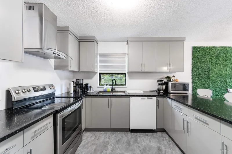 203 7131 133A STREET - photo 2 of 22