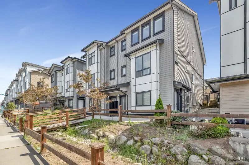 14034 60A AVENUE - photo 2 of 31