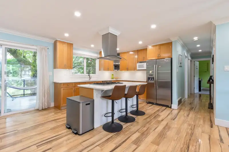 5813 180 STREET - photo 3 of 37