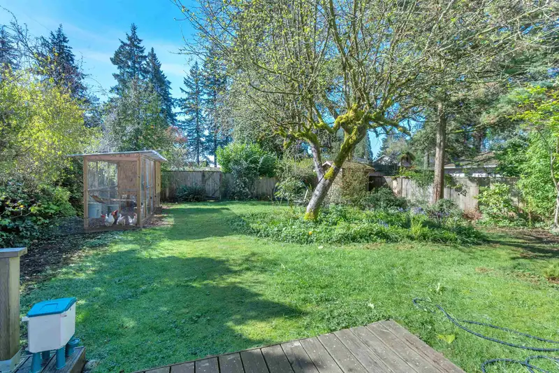 825 W 20TH STREET - photo 2 of 22