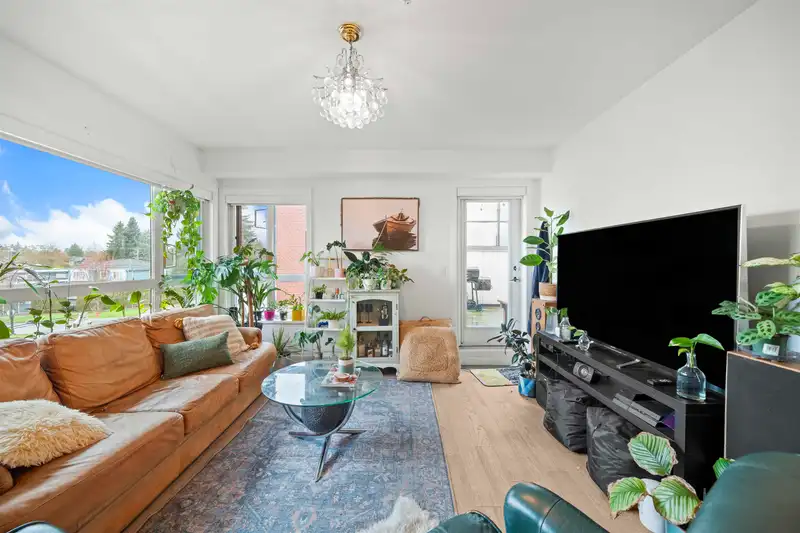 322 7828 GRANVILLE STREET - photo 1 of 17