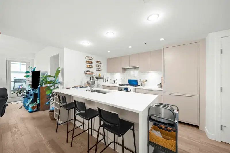 322 7828 GRANVILLE STREET - photo 4 of 17
