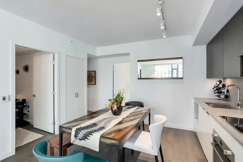 808 1688 PULLMAN PORTER STREET - photo 3 of 9