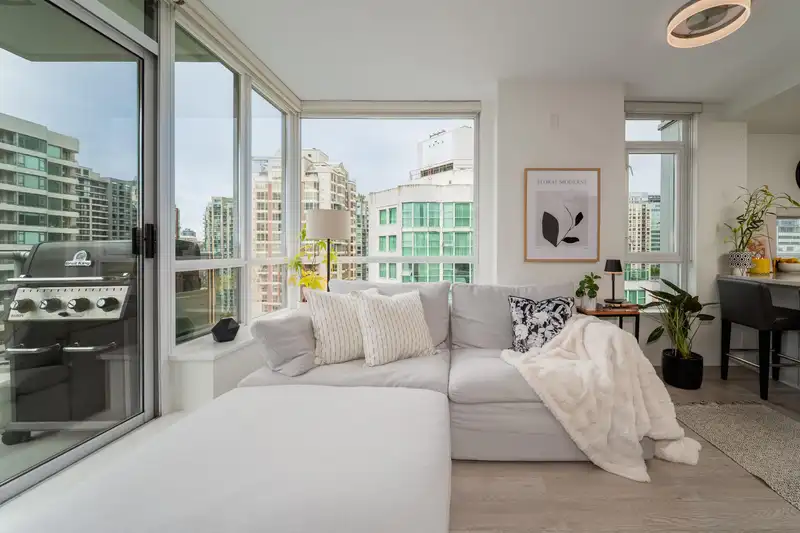 1908 821 CAMBIE STREET - photo 2 of 38