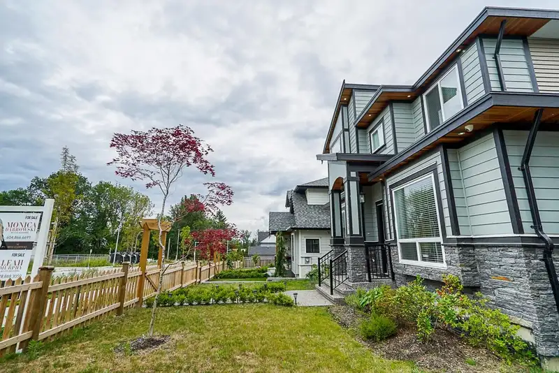 20564 70 AVENUE - photo 3 of 36