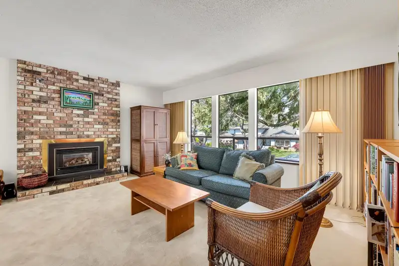 14434 18 AVENUE - photo 2 of 33