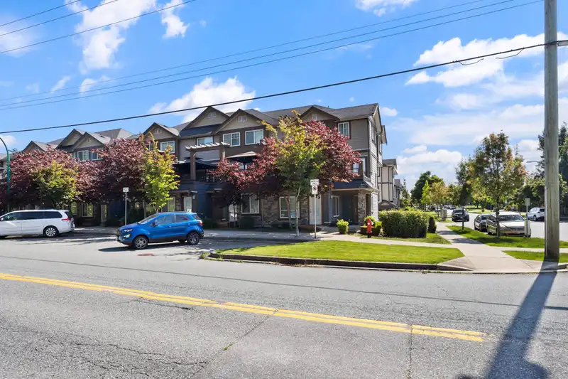 1 18819 71 AVENUE - photo 3 of 18