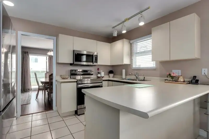 31 888 W 16TH STREET - photo 3 of 33