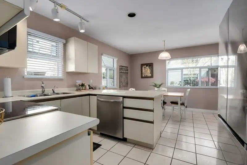 31 888 W 16TH STREET - photo 4 of 33