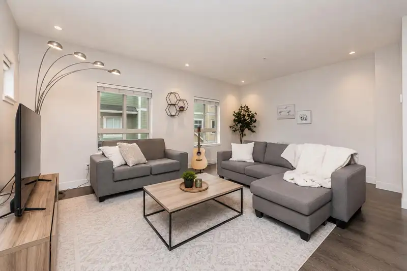 50 843 EWEN AVENUE - photo 1 of 37