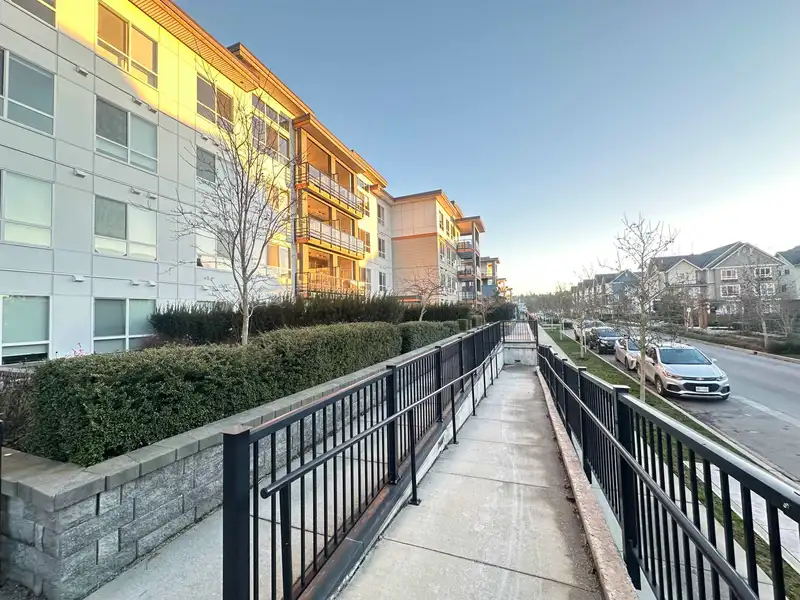 309 1892 STARLING DRIVE - photo 4 of 40