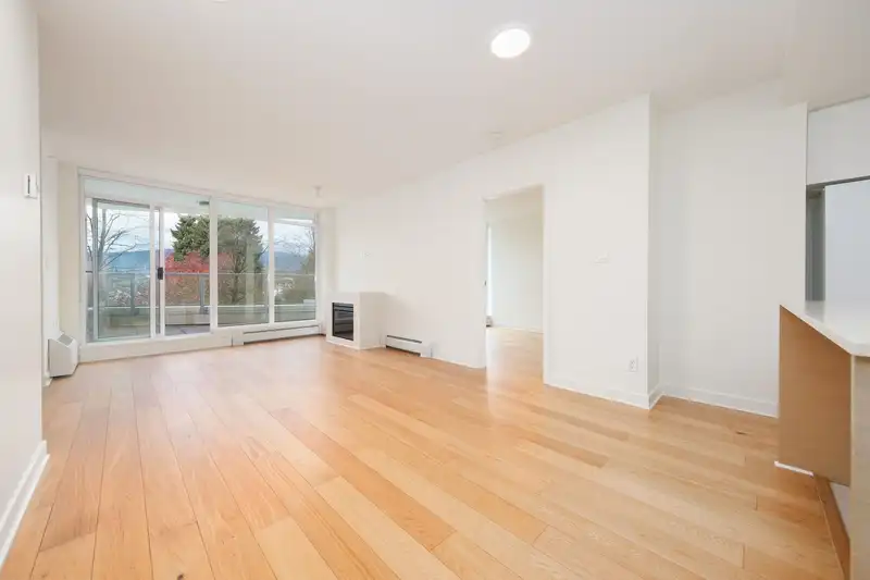 403 175 W 2ND STREET - photo 3 of 40