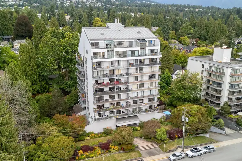 803 1745 ESQUIMALT AVENUE - photo 2 of 34