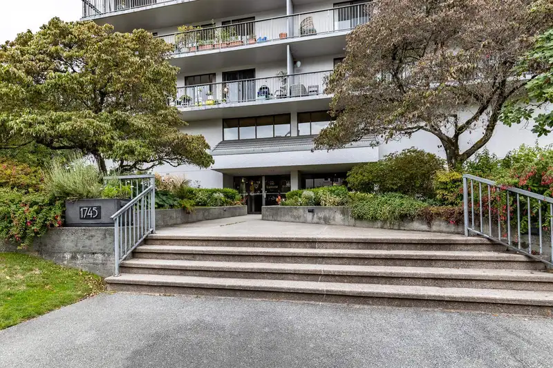 803 1745 ESQUIMALT AVENUE - photo 4 of 34