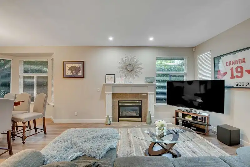 23 5811 122ND STREET - photo 2 of 35