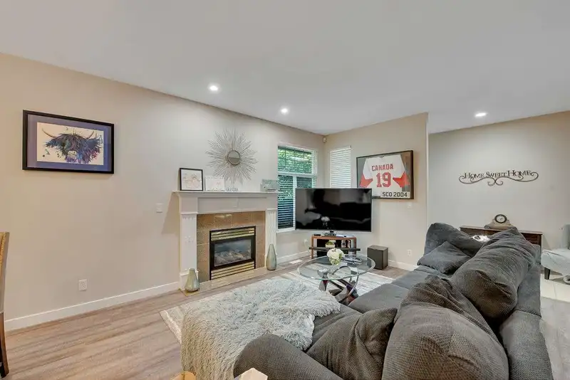 23 5811 122ND STREET - photo 3 of 35