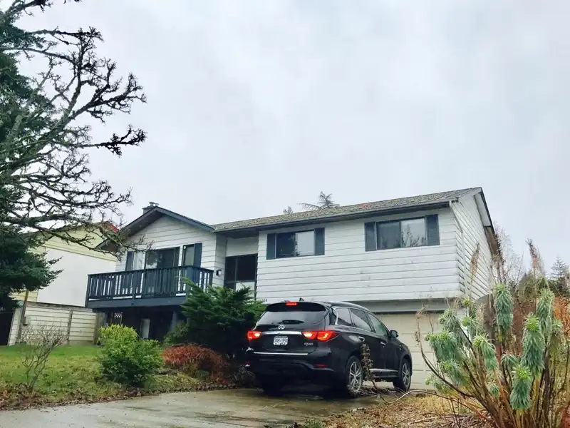 14728 17 AVENUE - photo 2 of 16