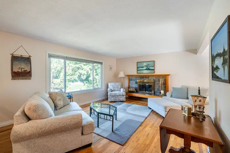 2283 PARK CRESCENT - photo 3 of 40