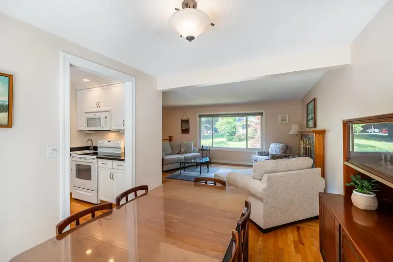 2283 PARK CRESCENT - photo 4 of 40