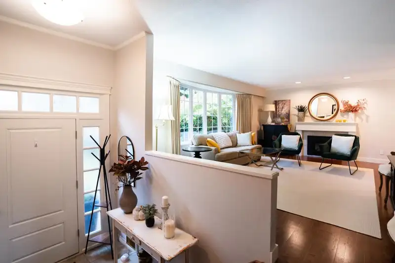 4911 STEVENS DRIVE - photo 4 of 37
