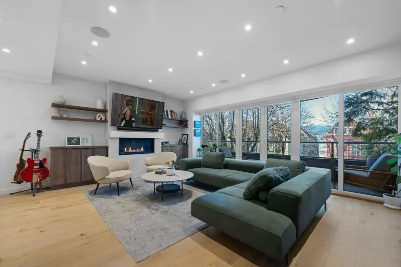 2142 W 1ST AVENUE - photo 4 of 40