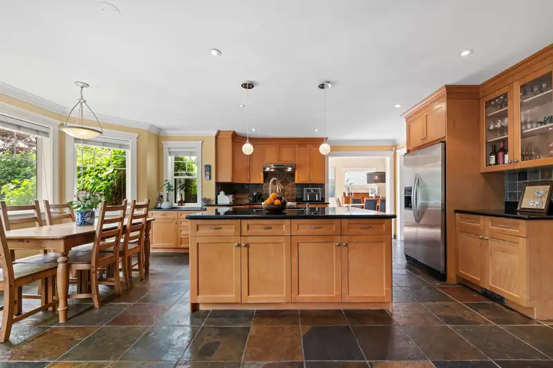 749 E 10TH STREET - photo 2 of 35
