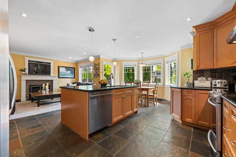 749 E 10TH STREET - photo 4 of 35