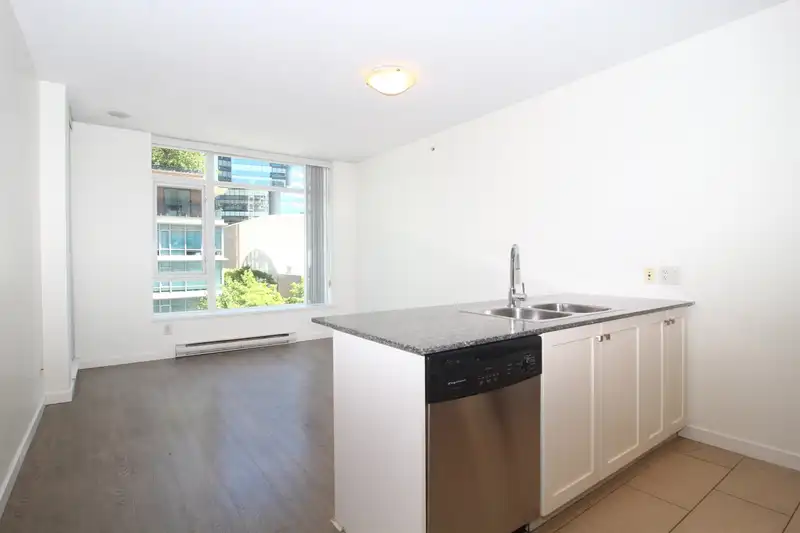 703 480 ROBSON STREET - photo 4 of 16