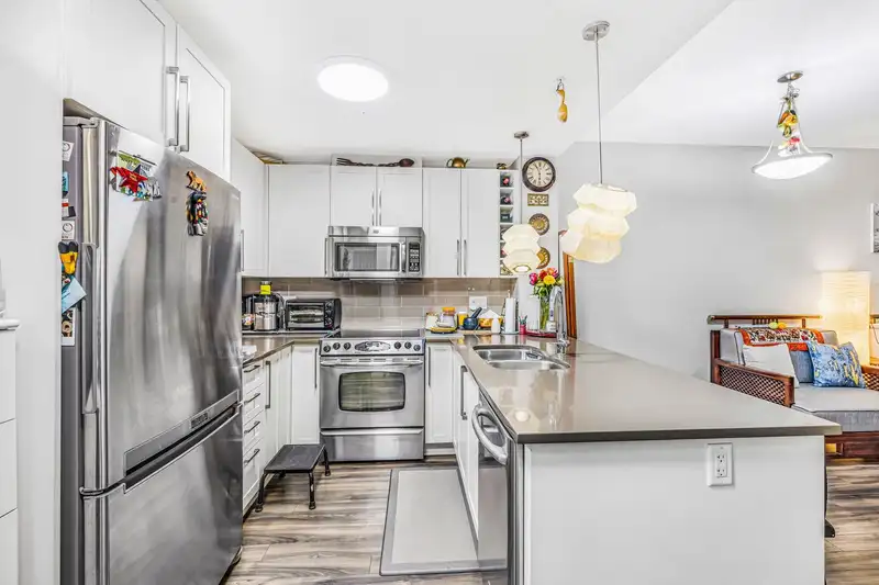 104 14358 60 AVENUE - photo 3 of 31