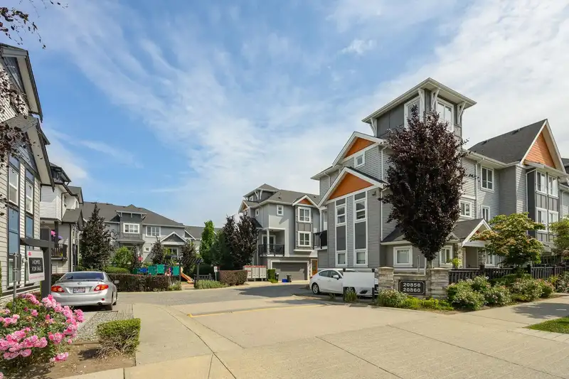 51 20860 76 AVENUE - photo 2 of 35