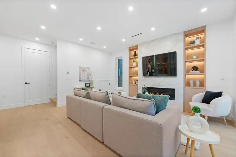 2 3772 W 20TH AVENUE - photo 3 of 40