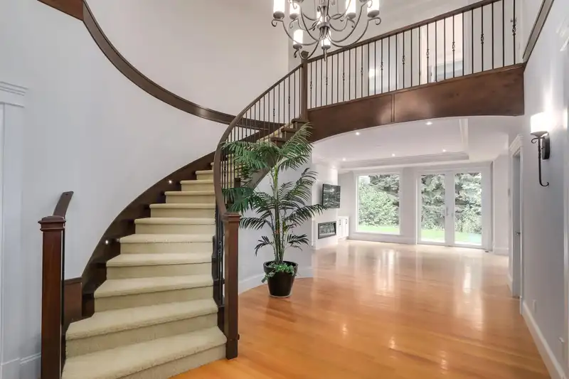 352 ST. JAMES CRESCENT - photo 2 of 40